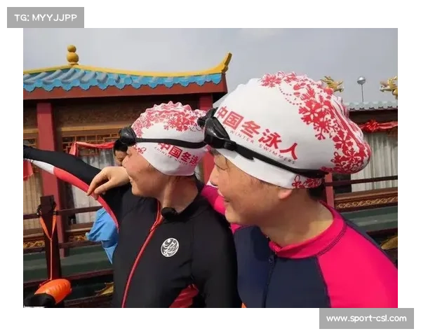 选手赛后交换队服合影，国际冬泳爱好者结下友谊